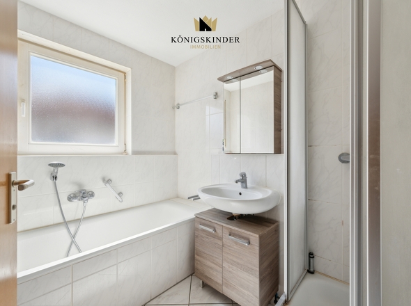 Gleich zwei große Pluspunkte: Tageslichtbad. Badewanne.