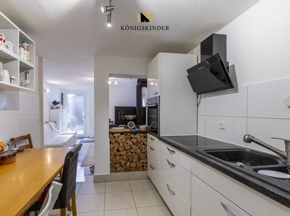 Küche mit Blick zum Wohnraum