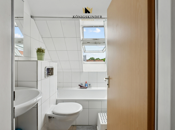 Tageslichtbad mit Wanne