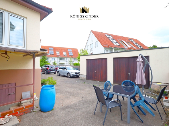 Die Doppelgarage mit Freisitz.