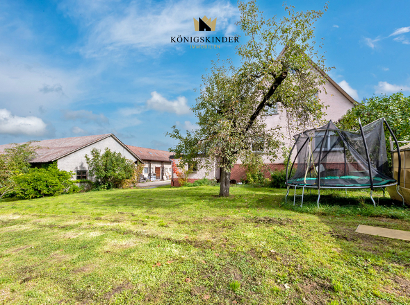 ...vor der bebaubaren Wiese - hier passt noch ein Haus hin