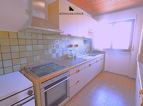 ebenfalls mit einer Einbauküche...