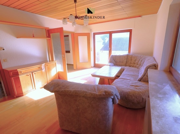 mit Verbindung zum Wohnzimmer mit Balkon...