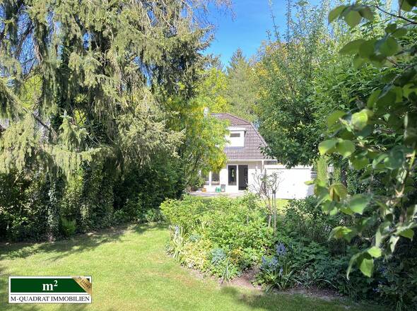 Blick aus dem Garten zum Haus