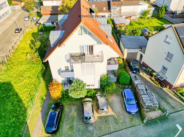 Außenansicht mit Stellplätzen