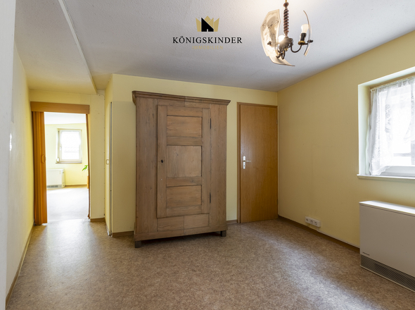 1.OG Treppenhaus / Flur- Verbindung mit Charakter – klassisches Treppenhaus mit viel Tageslicht