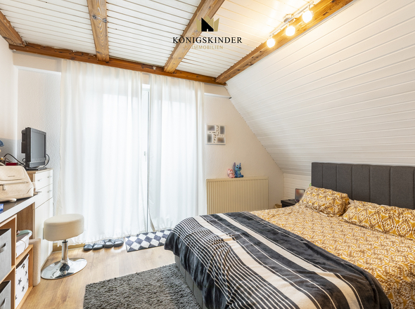  Schlafzimmer  mit direktem Zugang zum Balkon