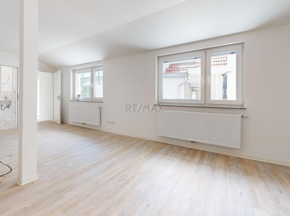 Wohnbereich hinteres Haus mit angrenzendem Bad