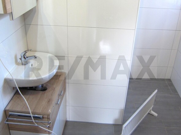 Bad mit Dusche und WC