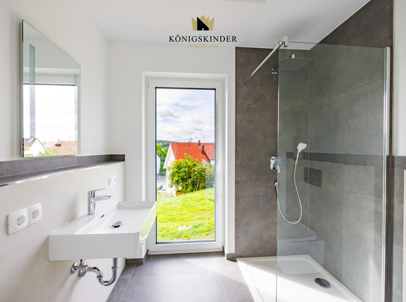 ...erstes Bad mit Dusche...
