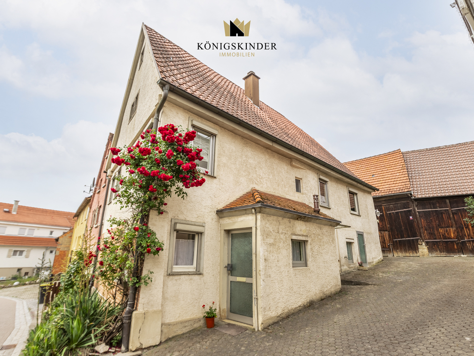 Innenhof Eingang  (EG) - mit großer Scheune 