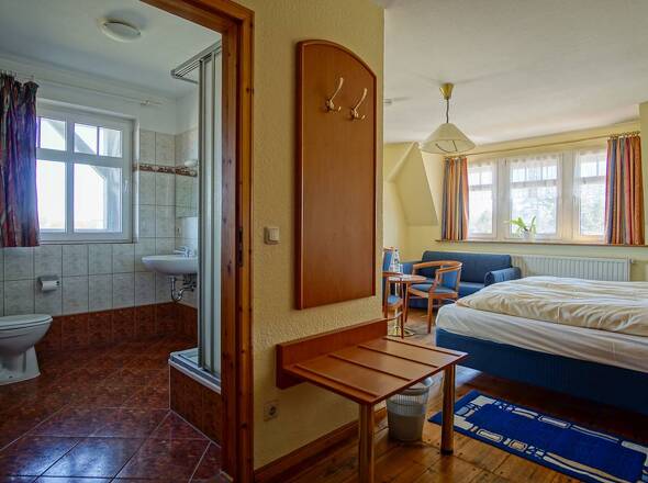 Zimmer und Bad im Obergeschoss