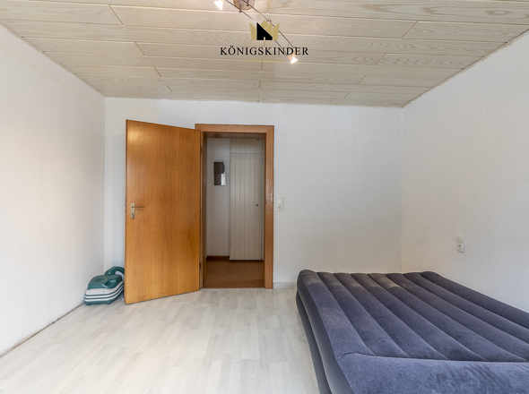 Schlafzimmer mit viel Tageslicht