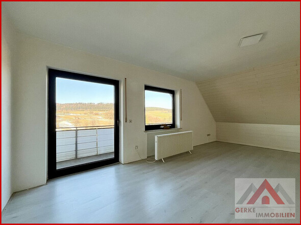 Wohnzimmer mit Balkon