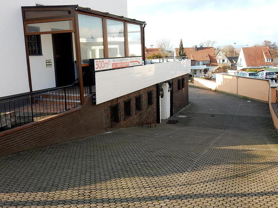 Zufahrt zum Garagenhof mit Garten