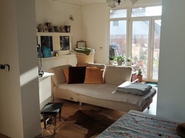 Blick ins gemütliche Wohnzimmer