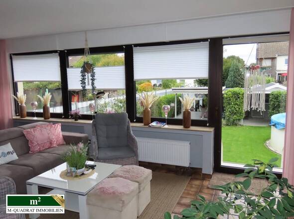 Wohnzimmer/ Anbau mit heller Befensterung