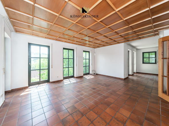 Großzügiges Wohn-/ Esszimmer mit Zugang zum Balkon