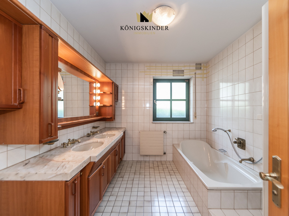 EG: Badezimmer mit Doppelwaschbecken...