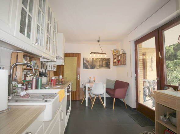 Gemütliche und helle Küche im Landhausstil