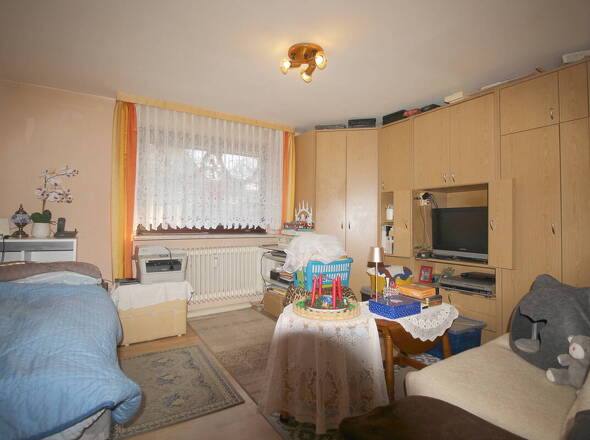 Wohn- u. Schlafzimmer Souterrain-Wohnung