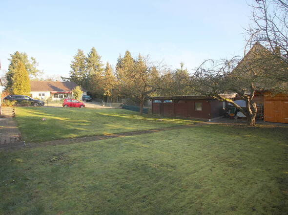 Blick auf mögl. sep. Bauplatz u. Gerätehaus samt Carport