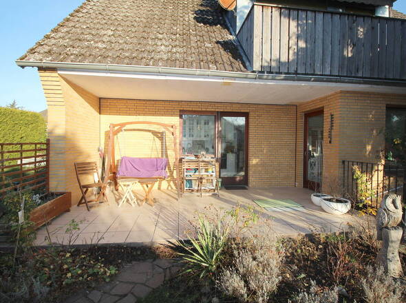 Teilüberdachte Südterrasse mit Balkon DG-Wohnung