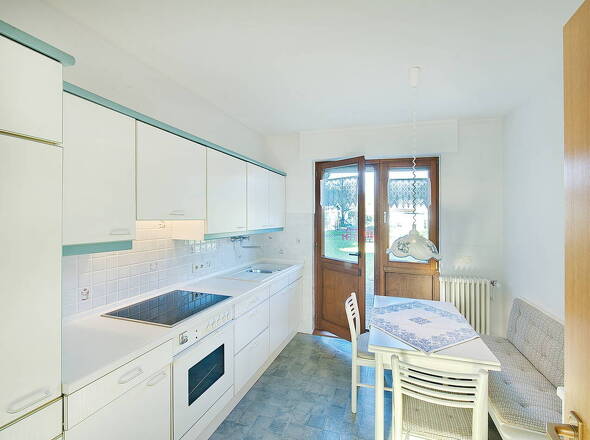 Küche mit Ausgang zum Garten 