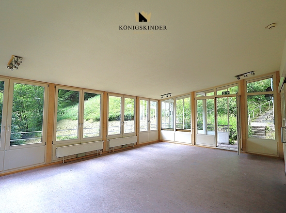 ...mit lichthellem Wintergarten...