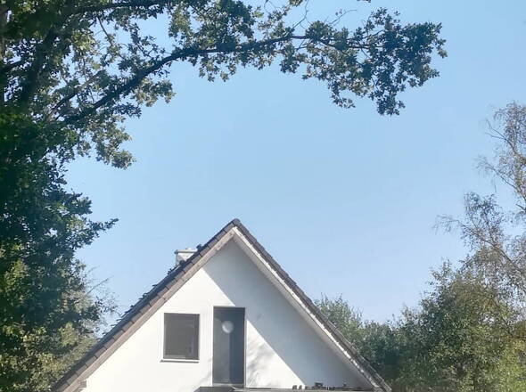 Haupthaus mit Anbau u. offener Terrasse