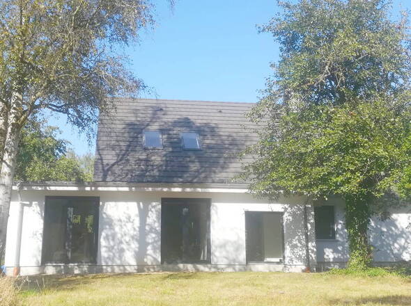 Haupthaus mit Anbau u. großzügigen Fensterflächen