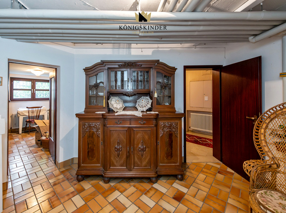 ...mit geräumigem Flur...