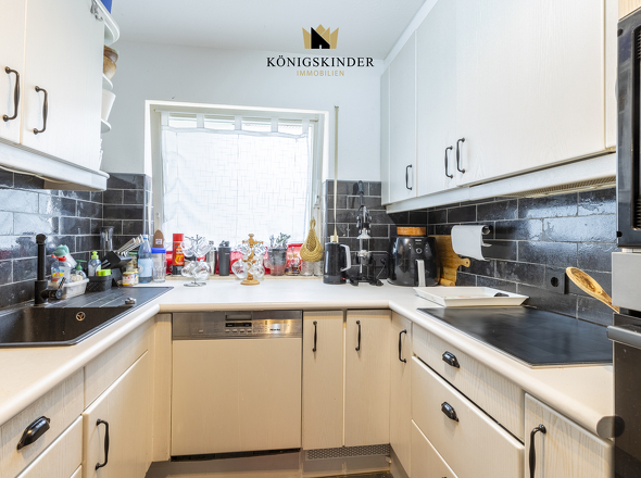 Separate Küche mit viel Stauraum und Arbeitsfläche