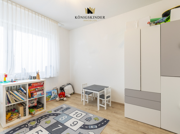 Helles Kinder- oder Arbeitszimmer