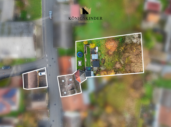 ...mit großem Grundstück und...