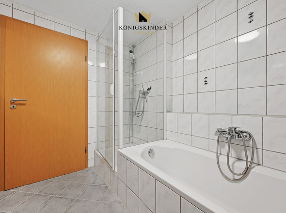 ...und Dusche mit Badewanne...