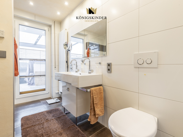 Badezimmer, Blick zur Dachterrasse