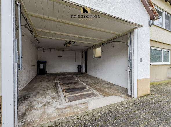 Garage mit Grube und Dachspitz