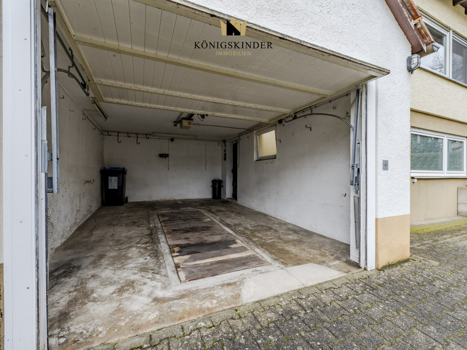 Garage mit Grube und Dachspitz