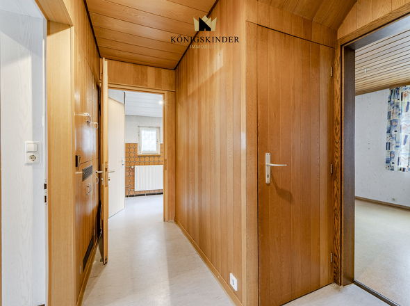 Holzgetäfelte Garderobe