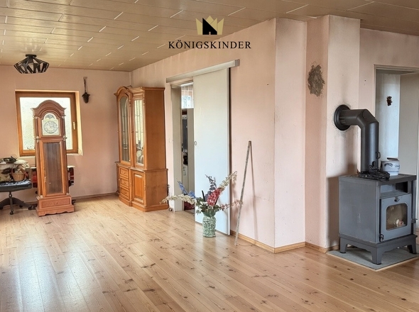 Wohnzimmer im Erdgeschoss mit Holzofen.