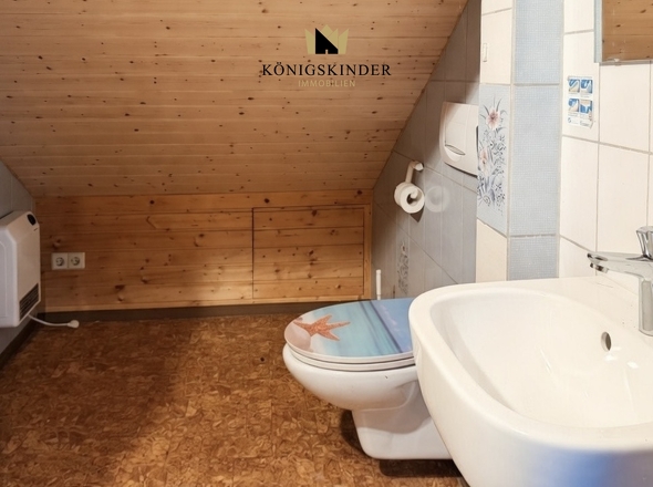 Separate Toilette im Dachgeschoss.