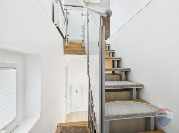 Aufgang mit Sicht auf Fenster und Hauseingang