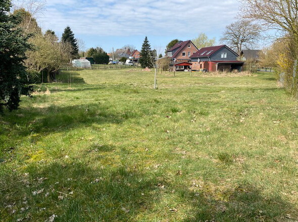 Bauplatz aus südlicher Perspektive mit Nachbarschaft
