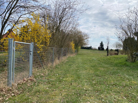 Einfahrt Bauplatz mit verstellbarem Grundstückszaun