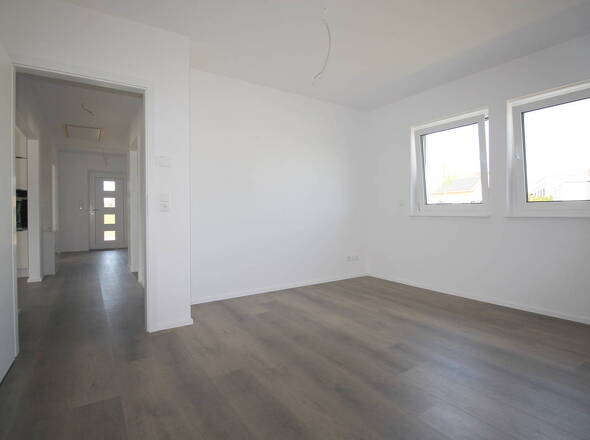 Schlafzimmerblick zum Flur mit Eingangsbereich