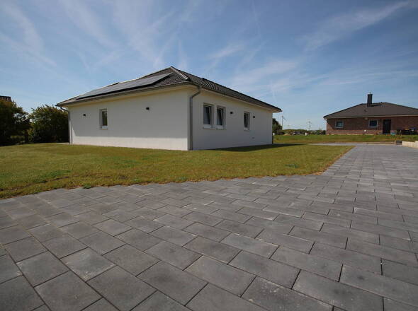 Bungalow aus Garagenperspektive