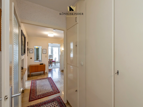 1. OG Diele mit Einbauschränken