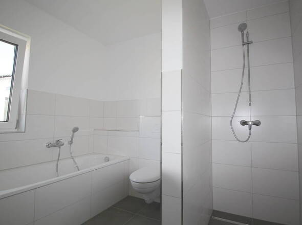 Moderne Badewanne u. Dusche