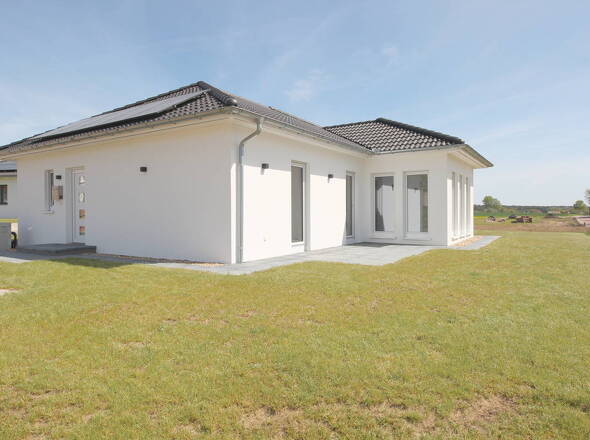 Hocheffizienter Bungalow mit Wärmepumpe, PV-Anlage u. fertigem Garten